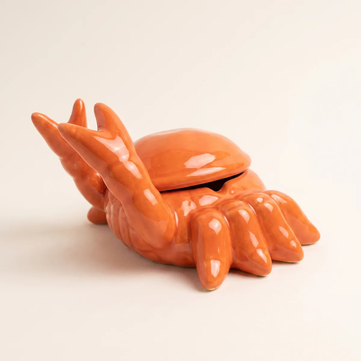 Pinch ashtray, three-quarter view