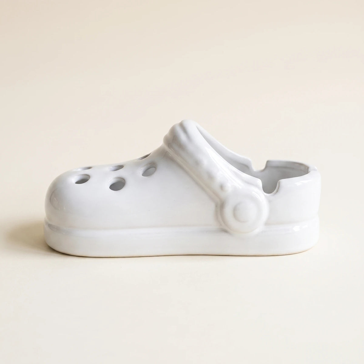 Croc — White ashtray, side view
