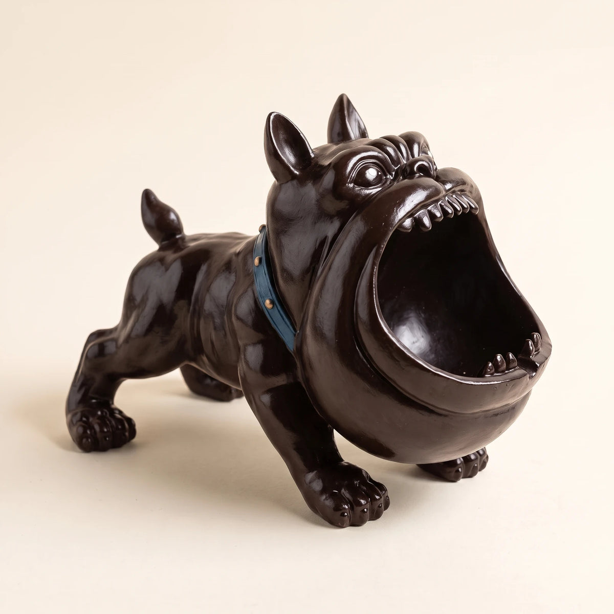 Growl ashtray, three-quarter view