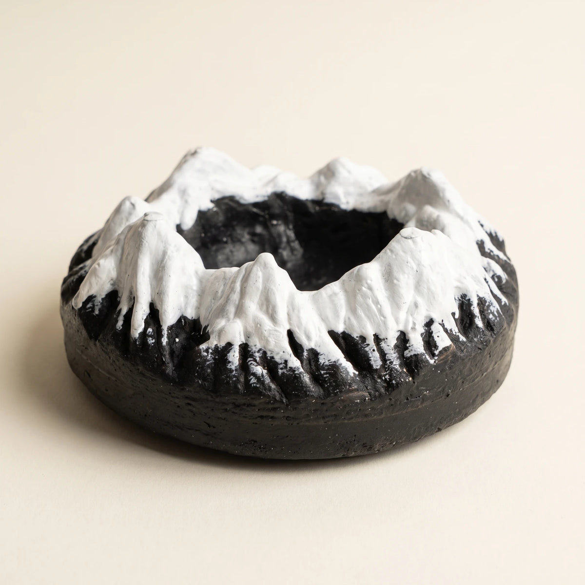 Mountain — Snow ashtray, three-quarter view